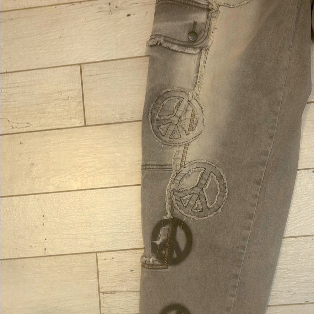 Oli & Hali Gray roomy Jeans with Distinctive Peace Designs - Picture 5 of 8